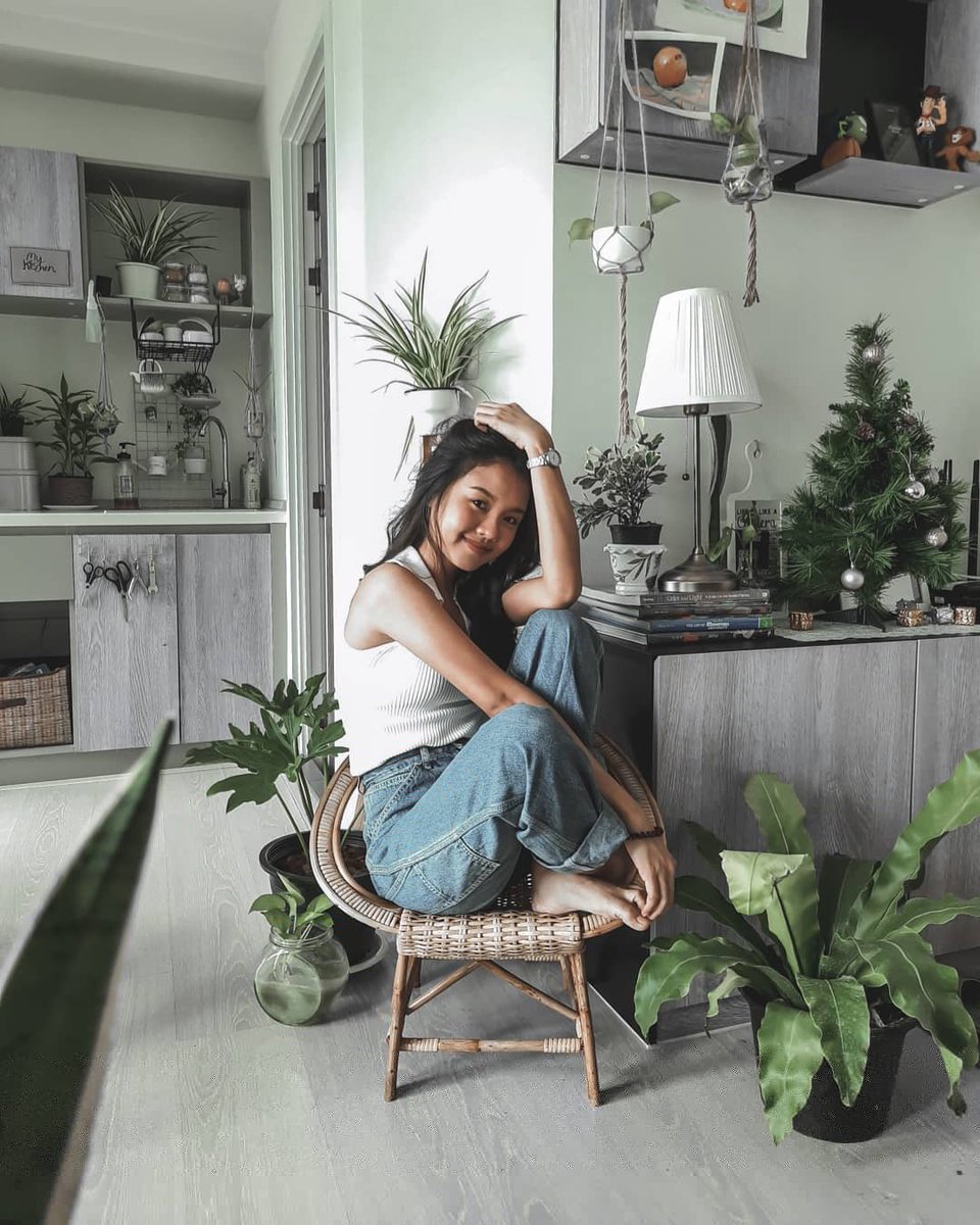 amo_kannika's tweet photo. 𝒏𝒆𝒘 𝒄𝒐𝒏𝒆𝒓. 🌿
.
.
.
Lamp: IKEA
Chair: Shopee
Xanadu Tree: @dailyplant2st
Shirt: @ur_bangkok
#selfies #plant #roomidea #roomdec https://t.co/Hi9c3SWSFv