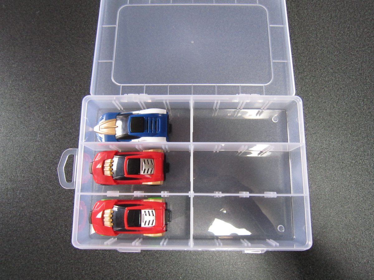 Clash ダイソーのセクションケース トミカを６台収納可能 ヘッドギアの収納スペースもあり トミカ アースグランナー