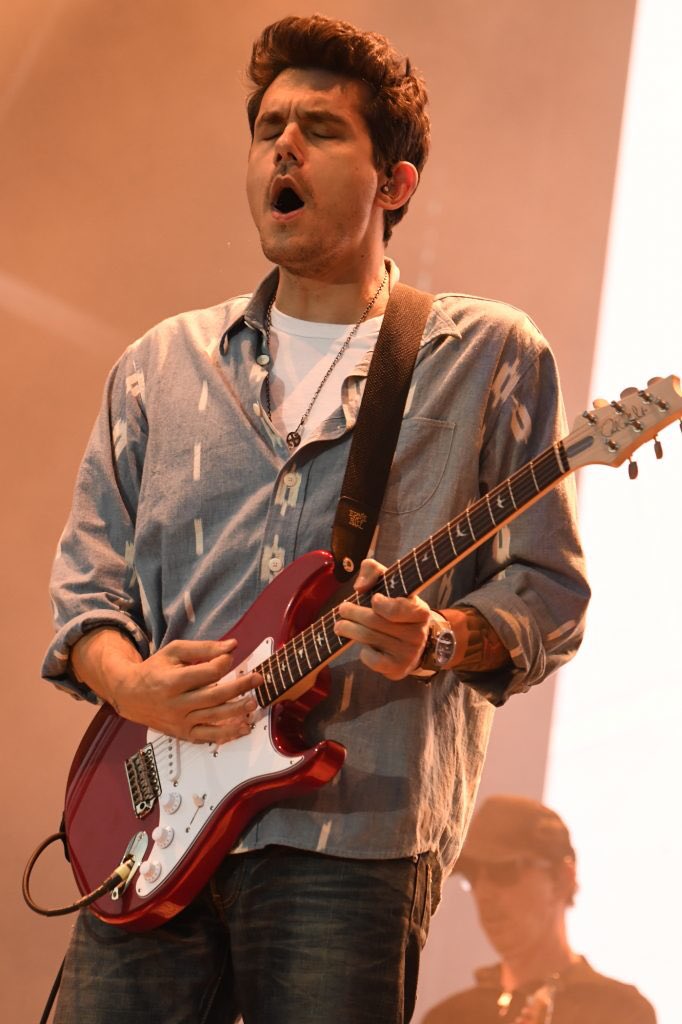 &amp;&amp;.
       #SeductiveSunday

All in the face