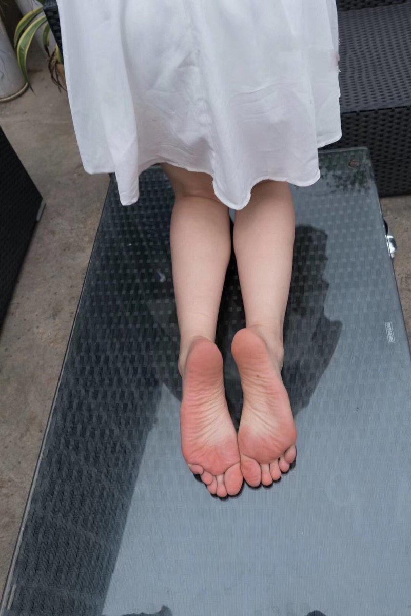 2Piessitos's tweet photo. Hermosas patitas Rosaditas y sudadas ufff!!!! #feet #flats #ballerinas https://t.co/LXhI78yU3a