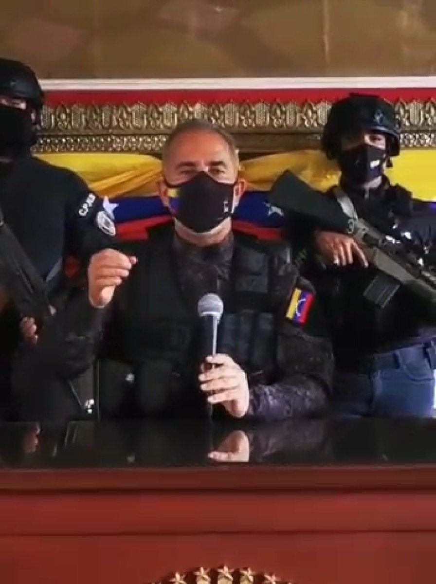 MundarayZair's tweet photo. Por años vimos Estados Fallidos en África y Medio Oriente. Todos tienen como característica la exhibición de armas de guerra, en manos de cualquiera y como parte de la estética del poder. Toda aparición pública con armas alrededor, la normalización de la barbarie, ahora nos tocó. https://t.co/JuQOvEXgZV