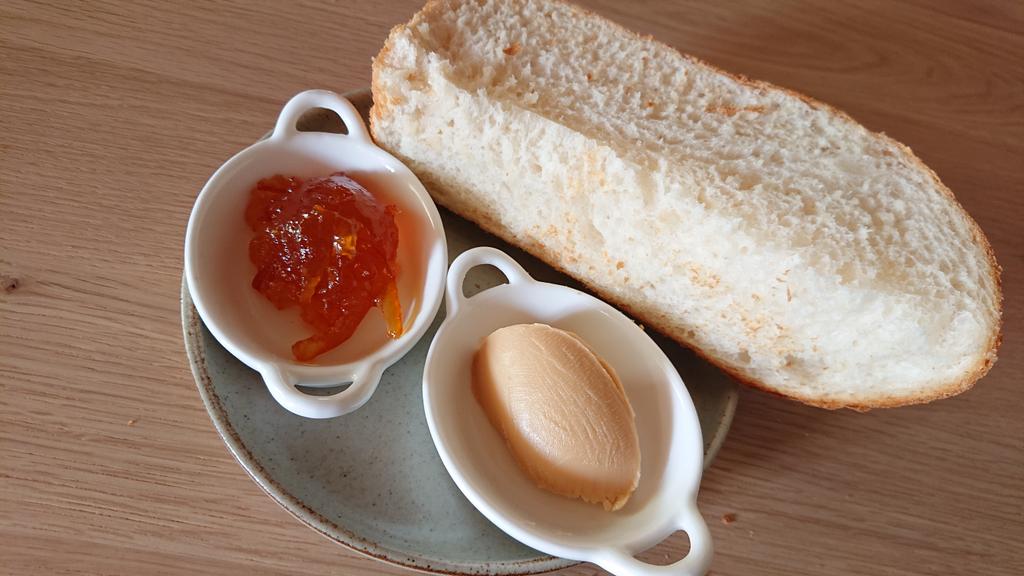 ichiyou_k's tweet photo. 焼けた(^^)熱いうちに切って食べる。美味し😋
#oxfordmarmalade
#金谷ホテル https://t.co/VY0q74Coch