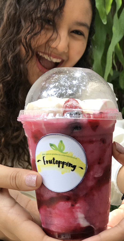 ValeFernandezQ's tweet photo. Esta es mi emprendimiento y mañana empezamos hacer domicilios, quiero demostrarle a mi mamá que todo a valido la pena y que podré ayudarla con todos los gastos de la casa 🙏🏻❤️ por favor ayúdame a dar RT los pedidos al Instagram : frutopping o 3006880695. https://t.co/NoZTjhjPrY
