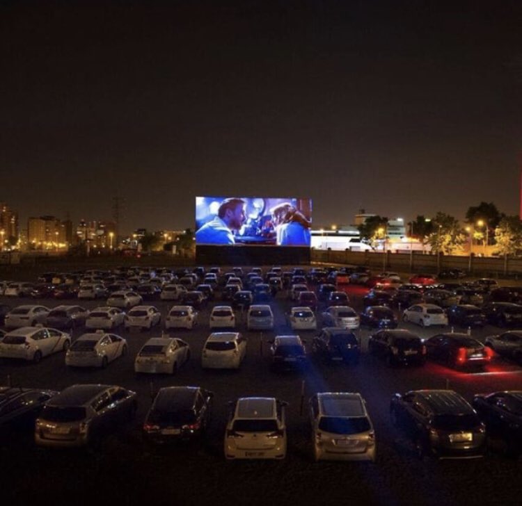 Rebmangas's tweet photo. Oigan @Cinepolis ¿y sí hacemos ésto? En los estacionamientos al aire libre de los centros comerciales que ahora están vacíos. Tickets Online, sana distancia, cada quien en su auto. La lana que juntemos para materiales en los hospitales. https://t.co/7B7UlmJyY2