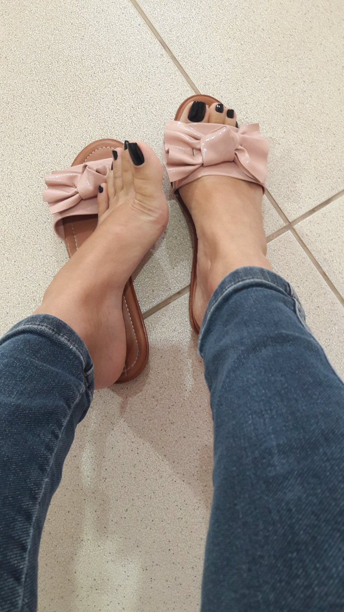 2Piessitos's tweet photo. Me encantan este tipo de sandalias en especial luces espectacular los pies en ellas. Quién tenga fotos compartanlas amigos #fetichstas #feet #sandals #piesdediosa https://t.co/v8DBHfIpFI