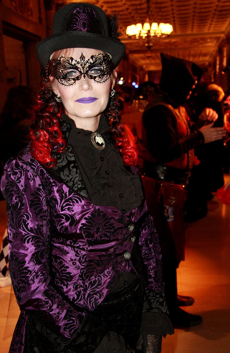 However (omg omg) while researching this thread I discovered the Labyrinth Masquerade, which is ostensibly a Labyrinth fandom event but in practice appears to be a convention for LATE 80s BAROQUE COSPLAY omg omg omg!!! https://labyrinthmasquerade.com/ 