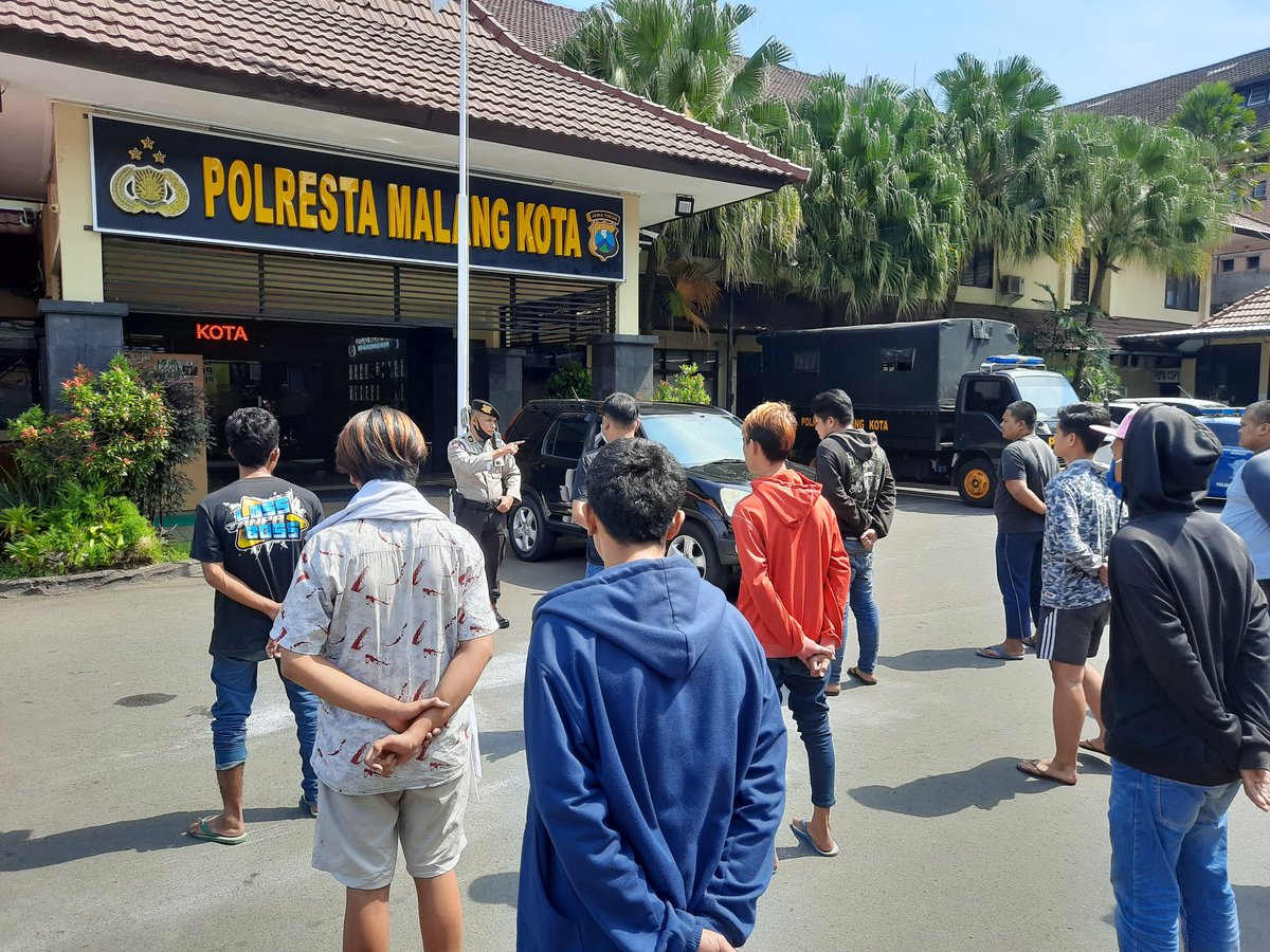 GELAR BALAP LIAR DI TENGAH PANDEMI COVID-19, PULUHAN PEMUDA DIAMANKAN.

Larangan berkerumun dan keluyuran keluar rumah selama pandemi Covid-19 masih tak diindahkan sebagian masyarakat.
instagram.com/p/B_wGqgYJCVT/…

<a href="/infomalang/">Info Malang</a> <a href="/lantas_makota/">lantasmalangkota</a> <a href="/LalinNews/">Traffic Malang</a>