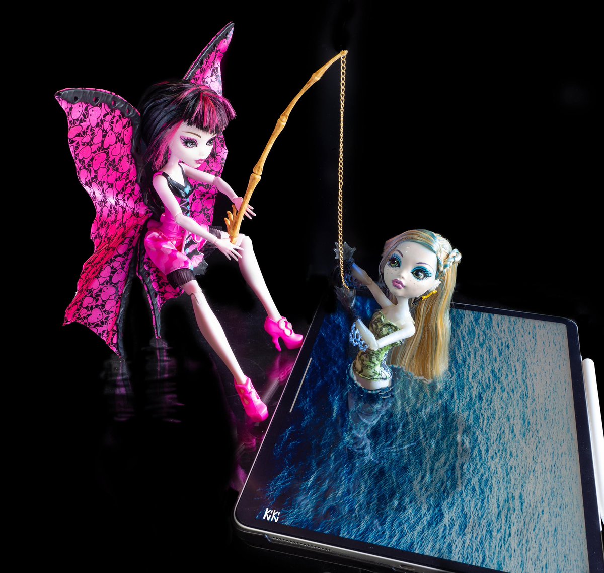 suzsku2006's tweet photo. fish on
#MonsteHigh #ใขใณในใฟใผใใค
#Draculaura #LagoonaBlue https://t.co/PezockfBRc