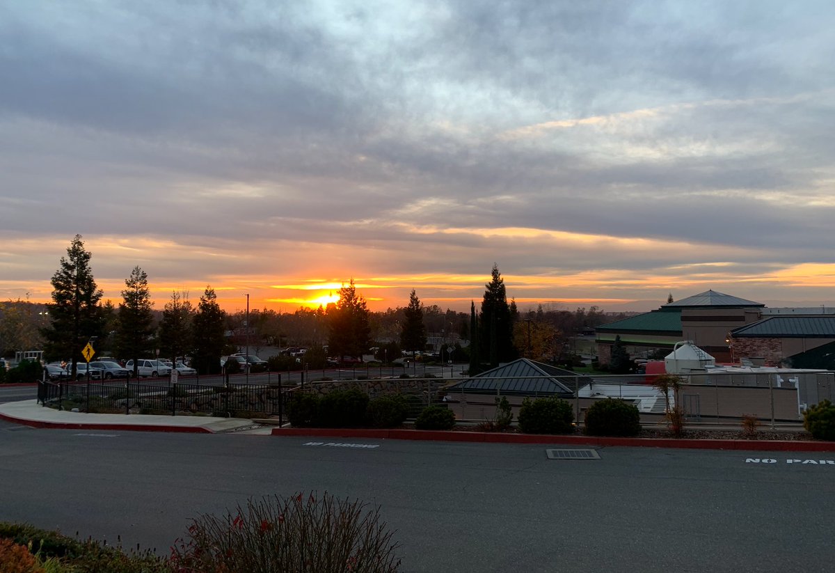 FeatherFalls's tweet photo. A beautiful Sunset view from The Lodge! 😍 #FeatherFalls #Oroville https://t.co/KPrkedKdNM