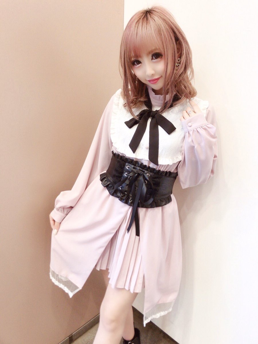 Mars マーズ Recommend Item ヨーク切替プリーツワンピース Color ブラック ピンク 前のスリットから見えるプリーツが新鮮でレッグラインを綺麗に見せてくれます デコルテ部分のレースもcute Lilimpark