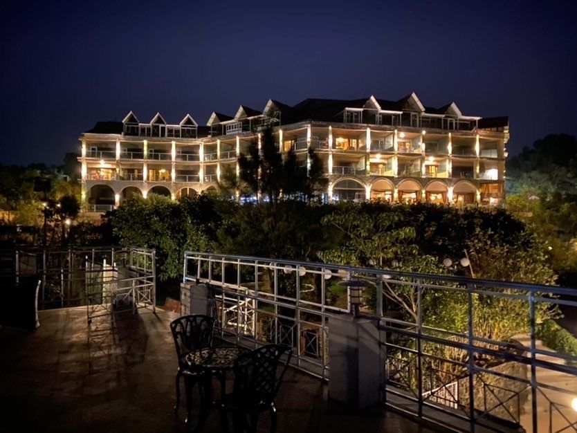 RavineHotel's tweet photo. Step out to the balcony and enjoy the view at night.. it is just as beautiful as the day. 🌙 ⭐️ #panchgani #travel https://t.co/E8GqegZVBb