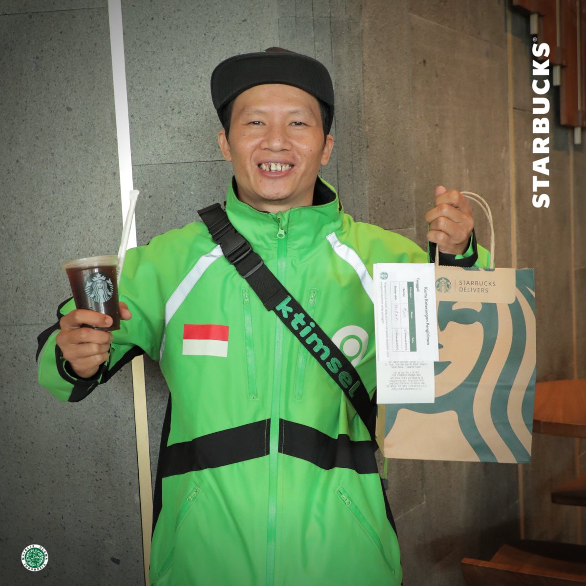 SbuxIndonesia's tweet photo. Yuk bagikan lebih banyak kebaikan dalam bulan suci ini.

Salah satunya dengan mentraktir pengemudi ojek online yang selalu setia mengantar minuman dan makanan Starbucks favoritmu.

Hanya dengan Rp10 ribu, kamu bisa #TraktirDriver dengan minuman Iced Coffee atau Starbucks Juice. https://t.co/KFhNf7igMZ