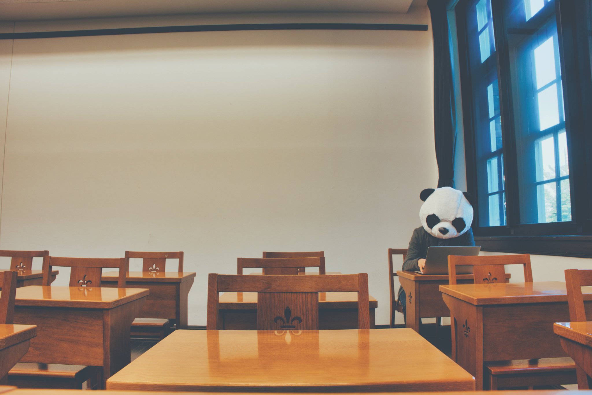 立教大学教務事務センター 閑話休題 立教生の皆様へ 少しでも楽しくオンライン授業を受けてもらえるよう ささやかではありますが 教務事務センターでバーチャル背景を作成しました なぜ パンダなのか そこは突っ込まないでください 先生に止め