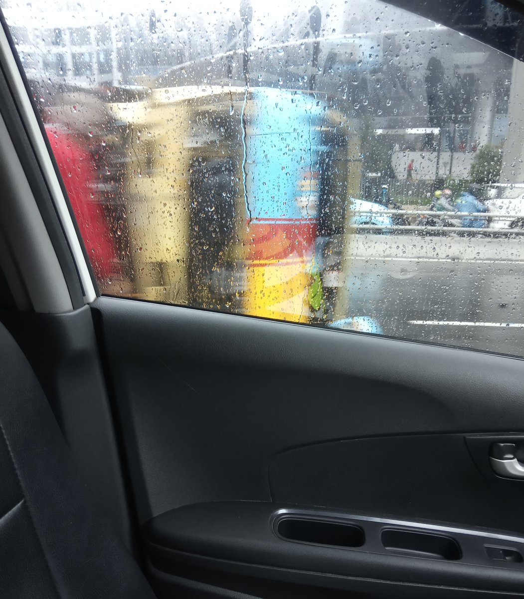 Fadli771tec's tweet photo. @RadioElshinta kecelakaan di tol dalam kota KM 4+800 truck box. Sudah ada petugas https://t.co/Bn1LstsUWA