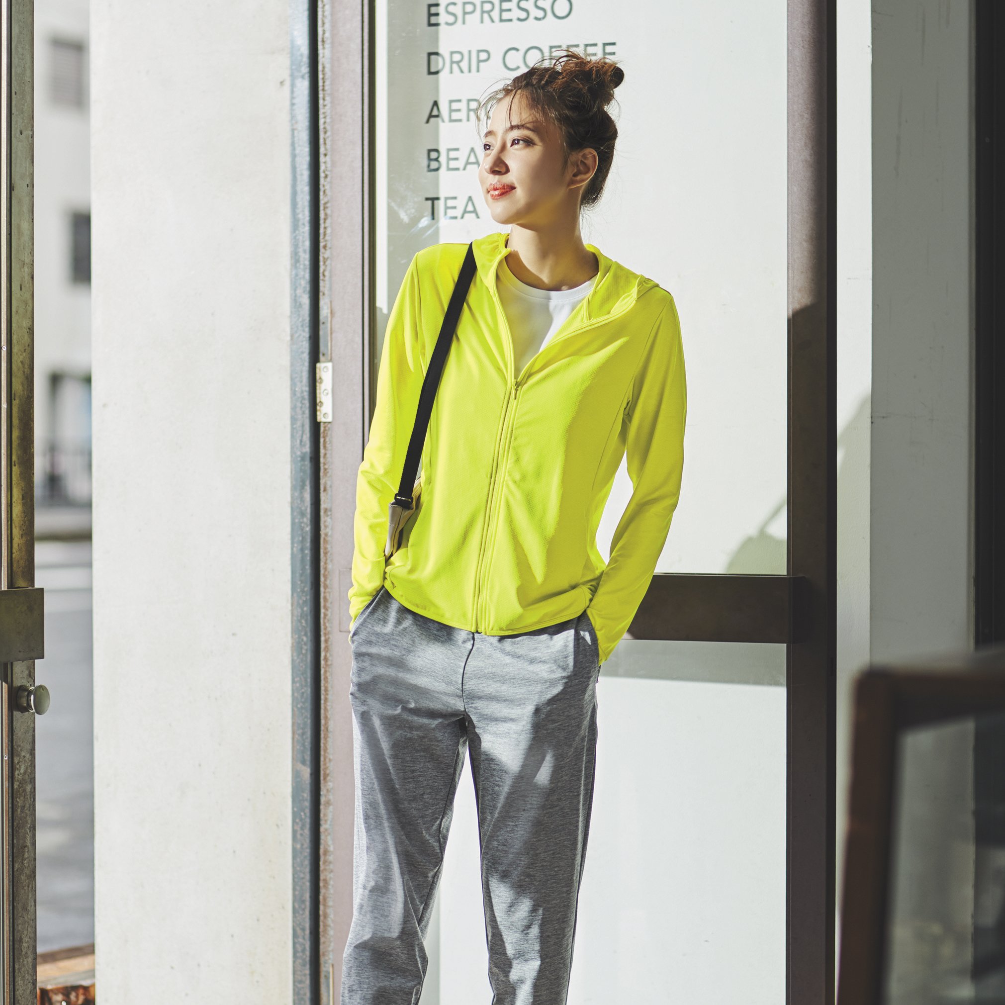 ユニクロ エアリズムuvカットパーカ 左 とエアリズムuvカットメッシュパーカ 右 は アスリート品質の高い機能性と軽い着心地で 家トレ におすすめ 紫外線から肌も守れるので ちょっとした外出時の日焼け対策としても 今なら ユニクロ期間限定価格