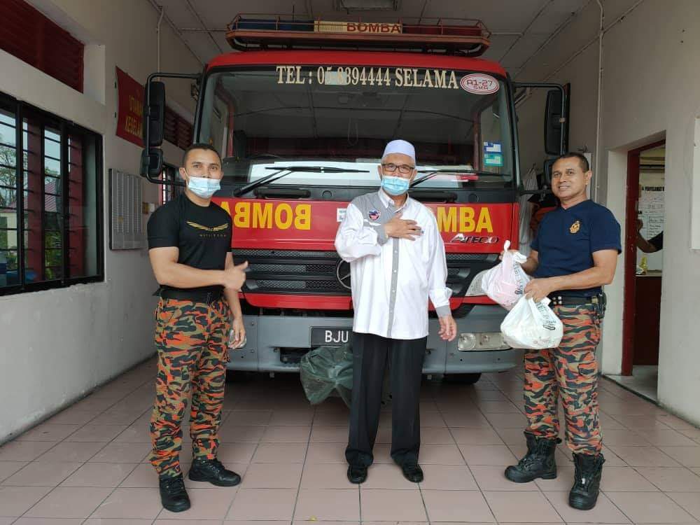RazmanZakaria60's tweet photo. "Jadilah seperti ahli bomba, apabila ada kebakaran, mereka tidak terburu-buru mencari siapa punca kebakaran tersebut, sebaliknya mereka padam dahulu api yang merebak."

Selamat Menyambut Hari Anggota Bomba Sedunia

#WiraNegara https://t.co/NmBdiiLaNu