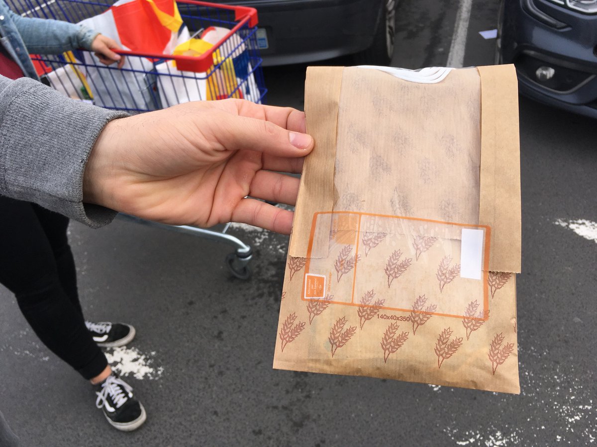 CanivezCh's tweet photo. Comme des petits pains ! Chez Carrefour Wasquehal les masques sont vendus par lots de 5 dans des sachets de boulangerie. https://t.co/wCibivOqgV