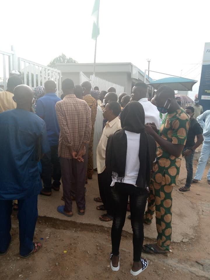 This is First Bank in Gwagwalada, Abuja this morning and people are not observing the social distancing. I mean right in the nose of a bank. The ripple effect of this relaxation eh! I pray it doesn’t backfire eventually #MondayUpdate #COVIDー19