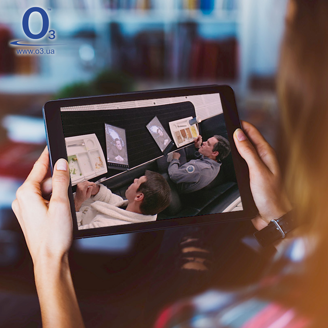 freenet_o3's tweet image. 🧐 Чи знаєте Ви, що перша візуалізація планшетного комп’ютера з’явилась у науково-фантастичному фільмі 🎞 Стенлі Кубрика 1968 р. «Космічна одіссея 2001»? У фільмі на плоскому прямокутному пристрої дисплей покриває майже всю площу.

➡️ o3.ua