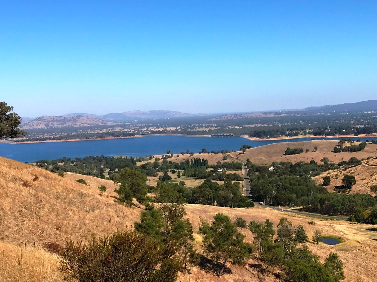 VisitAW's tweet photo. Lookout #Albury #Wodonga! Check out our Top 5 lookouts in the region to whet your appetite to capture that perfect picture 📷 or inhale the magnificent autumn air while still practicing #SocialDistancing #visitAW https://t.co/nbuzqFfjWd https://t.co/DFufLE44nA
