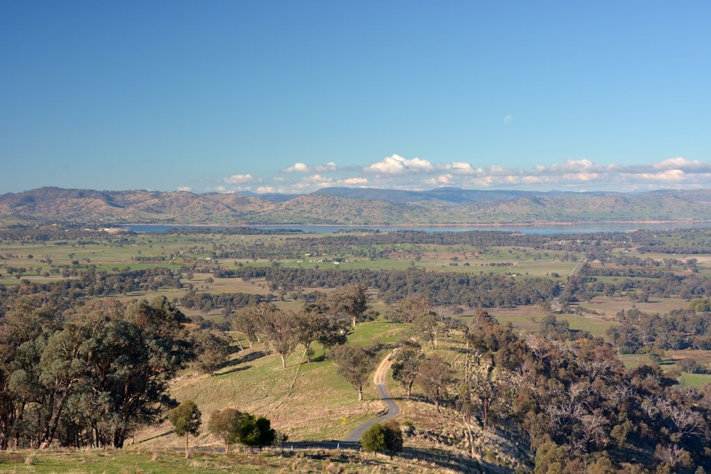 VisitAW's tweet photo. Lookout #Albury #Wodonga! Check out our Top 5 lookouts in the region to whet your appetite to capture that perfect picture 📷 or inhale the magnificent autumn air while still practicing #SocialDistancing #visitAW https://t.co/nbuzqFfjWd https://t.co/DFufLE44nA