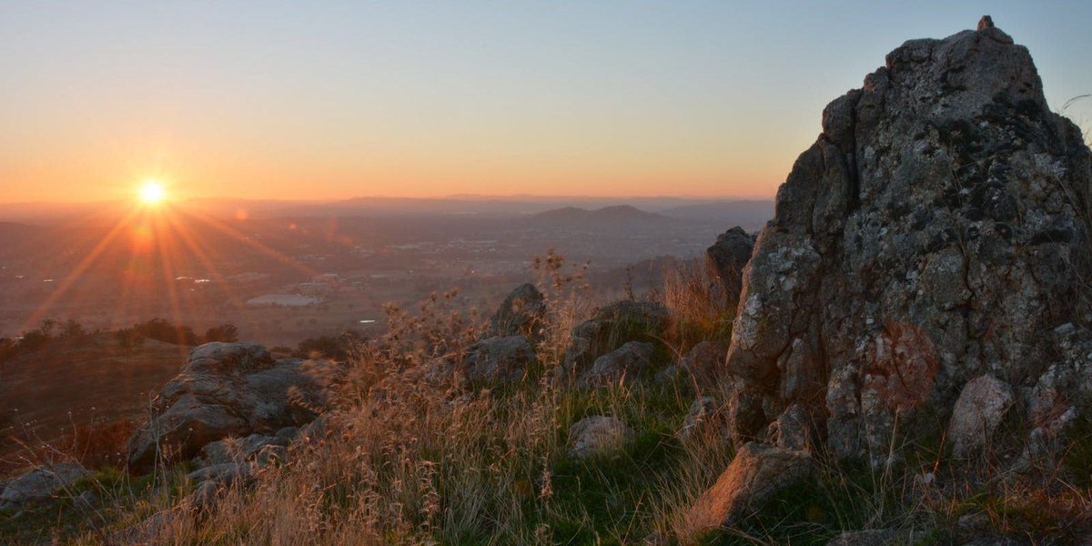 VisitAW's tweet photo. Lookout #Albury #Wodonga! Check out our Top 5 lookouts in the region to whet your appetite to capture that perfect picture 📷 or inhale the magnificent autumn air while still practicing #SocialDistancing #visitAW https://t.co/nbuzqFfjWd https://t.co/DFufLE44nA