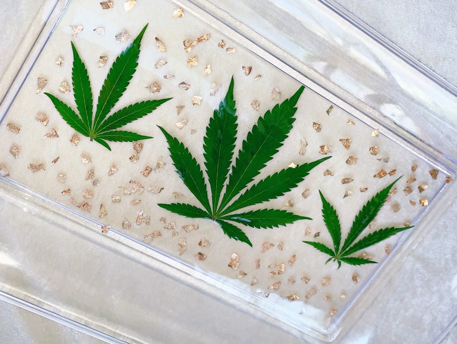 THEDUXLAB's tweet photo. Our giveaway is LIVE on our instagram (@duxlab) β enter for a chance to win this one of a kind rolling tray made with real leaves & 24k gold flakes β¨ #duxlab https://t.co/Gb7F16MAs6