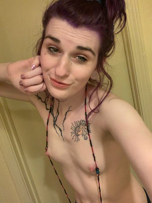 Girls with messy purple bun, boobs and hippy pants, no makeup either need lovenz tooo. Please suck my