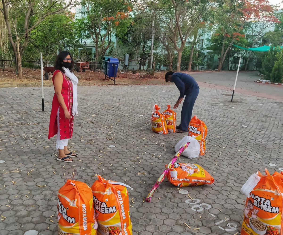 IIM_I's tweet image. #UnitedWeStand: Right from preparing #excelsheets, collecting essential orders &amp;amp; ensuring that #IIMIFamily receives supply of essentials &amp;amp; medicines, our volunteers are contributing in every was possible.
#IIM #IIMI #Lockdown #IIMIwithYOU @askhimanshurai
