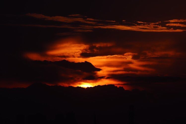 Ne muazzam bir görüntü demi? Dünya, güzelliklerle dolu... ama biz farkındamıyız?
#pazartesi #Covid_19 #photooftheday #SelcukBayraktarYalnizDegildir #sky #StarWars