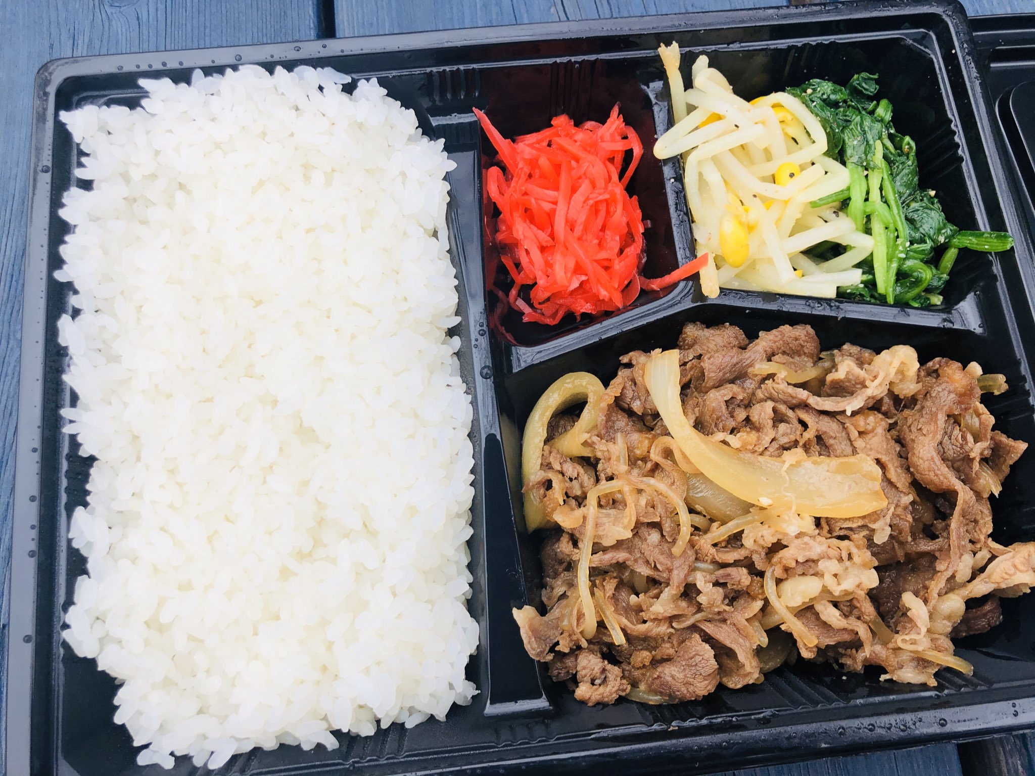 センターフィールド ランチに山中湖のお隣 忍野村にある焼肉 牛舎 さんのテイクアウト 牛すき弁当とキムチを注文しました 激ウマで癒されました T Co Kmmozwoftl Twitter