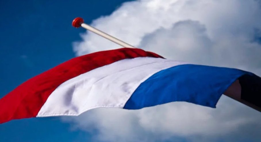 Dat ik straks weer halfstok wapper, 
dank ik louter, zei de vlag 
aan de mensen, die zo dapper,
lieten zien wat moed vermag.
#dagdicht