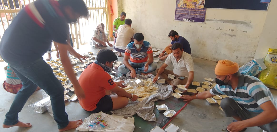 People_TCS's tweet photo. Kudos to the @TCS CBO team for starting the 'Cook &amp; Deliver' initiative in Delhi NCR (Noida &amp; Gurugram), wherein they provide food to over 250 migrant workers daily. #TCSTogether 

#OneTCS - @ashok_pai  @shyamkerkar @PankajTuteja https://t.co/AEwY4bT0o6