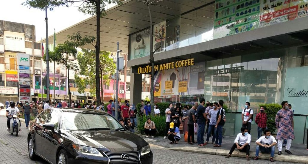 DrAmarMOH's tweet photo. This is KL today. Waiting for a shopping complex to open.

We are sunk.
The 2nd wave will be big. https://t.co/07dZBSBbjj