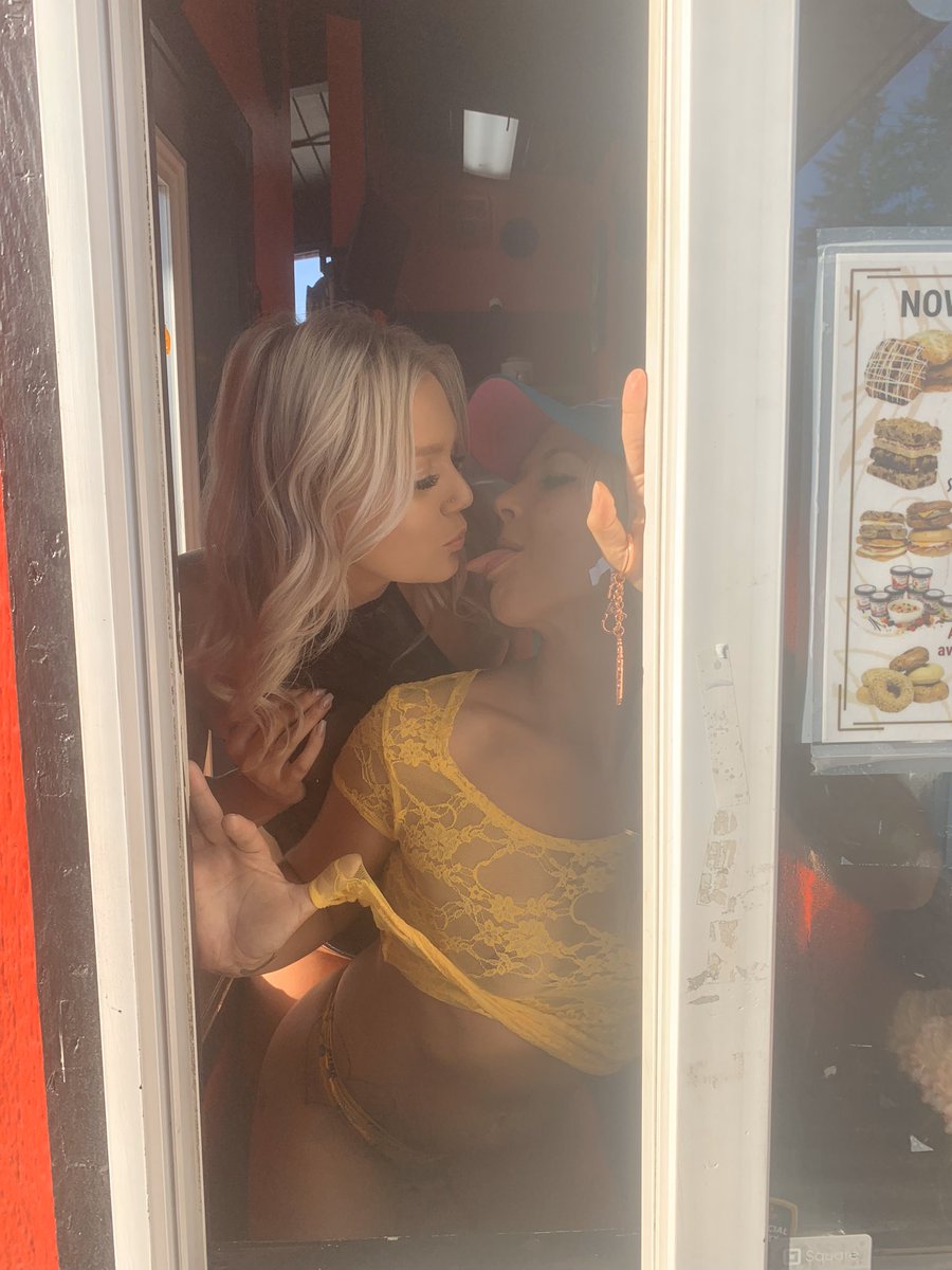 cdooo90's tweet photo. Mmm megbebe😻!!Dont miss @bombshellbaby69 every mon-fri morning at 14637 wa20🐞I love the days my #luckyass gets to shift change with her!!🙌*Jugglejugglejuggle👄#Iloveher #ilovethosetitties https://t.co/4iD8h4KLkQ