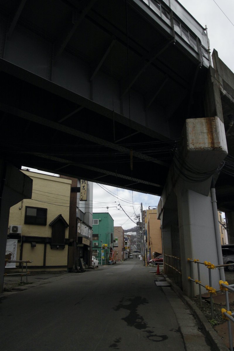 quzillayama's tweet image. こんにちは、おたる！
ぼちぼち同レベルの気温に追いついてきましたね。
「秋の日はつるべ落とし」と言いますが、初夏の暑さもつるべ落としだわ（笑）

見る人の気を惹こうとするかのような函館線のカーブ。
そんなことだれも思わないって？^^

#小樽よいとこ #小樽酔いとこ