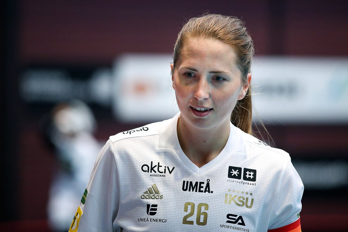 "Vi kände oss i stort sett oslagbara och såg verkligen fram emot ett slutspel med mycket publik och att också förhoppningsvis få vinna sista matchen i Globen." Läs intervjun med <a href="/emeliewibron/">Emelie Wibron</a> i <a href="/iksuinnebandy/">IKSU innebandy</a> om den historiska säsongen. bit.ly/3fgl1T0 📷Bildbyrån