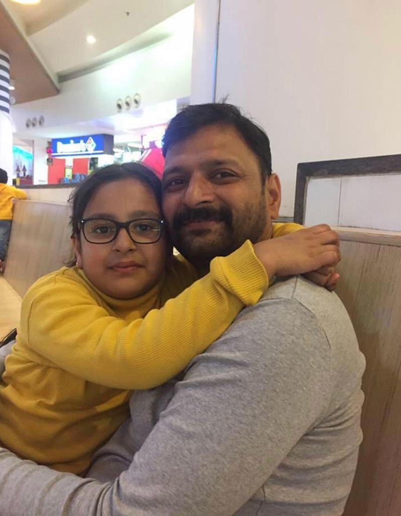 rohanduaT02's tweet photo. Col Ashutosh Sharma,martyred in Handwara,had an enviable no of enemy’s head;back in unit was known as doting father

“Papa said he’ll call back when he returns frm op” daughter Tamanna

“Last we spoke on May1 when I calld to wish my husb on 26th Raising Day of 21 RR” wife Pallavi https://t.co/J5X4LmvYdi