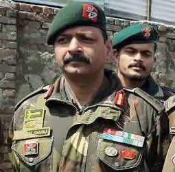 rohanduaT02's tweet photo. Col Ashutosh Sharma,martyred in Handwara,had an enviable no of enemy’s head;back in unit was known as doting father

“Papa said he’ll call back when he returns frm op” daughter Tamanna

“Last we spoke on May1 when I calld to wish my husb on 26th Raising Day of 21 RR” wife Pallavi https://t.co/J5X4LmvYdi