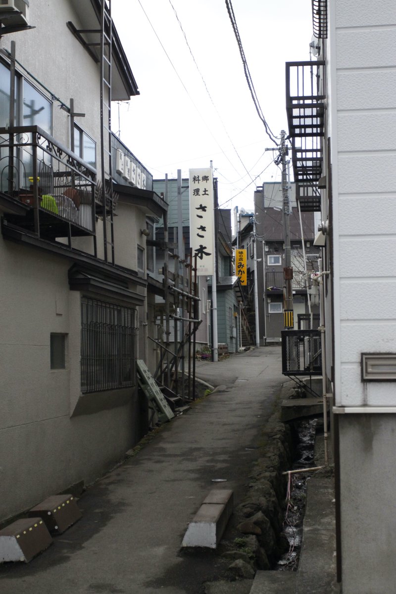 quzillayama's tweet image. こんにちは、おたる！
ぼちぼち同レベルの気温に追いついてきましたね。
「秋の日はつるべ落とし」と言いますが、初夏の暑さもつるべ落としだわ（笑）

見る人の気を惹こうとするかのような函館線のカーブ。
そんなことだれも思わないって？^^

#小樽よいとこ #小樽酔いとこ