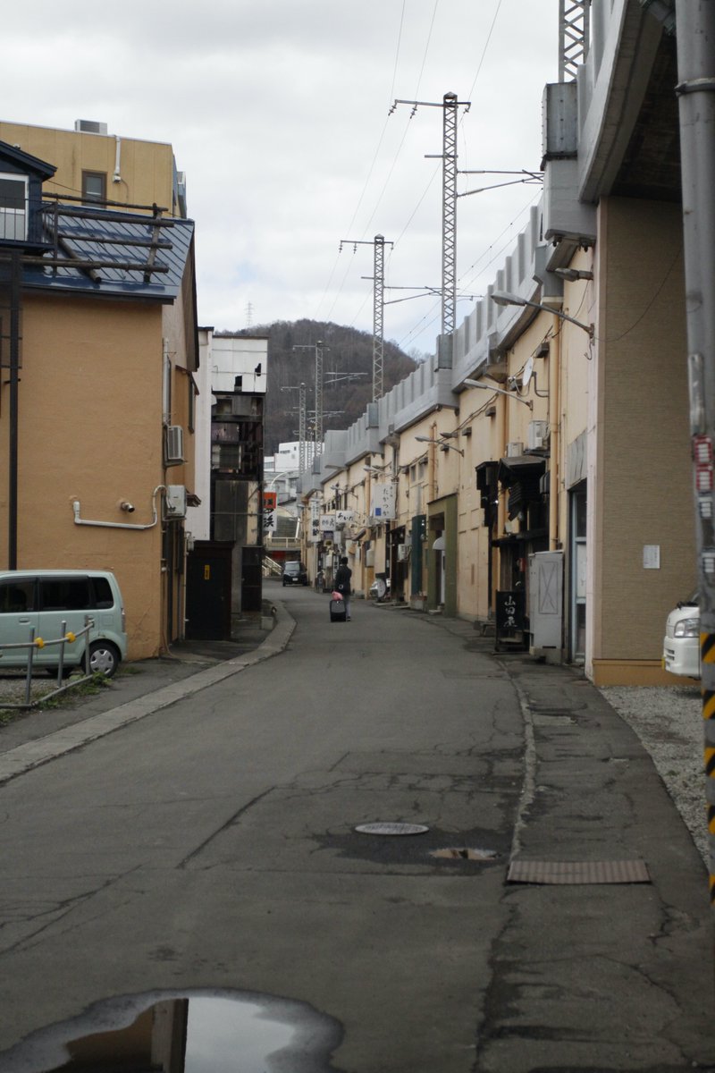 quzillayama's tweet image. こんにちは、おたる！
ぼちぼち同レベルの気温に追いついてきましたね。
「秋の日はつるべ落とし」と言いますが、初夏の暑さもつるべ落としだわ（笑）

見る人の気を惹こうとするかのような函館線のカーブ。
そんなことだれも思わないって？^^

#小樽よいとこ #小樽酔いとこ