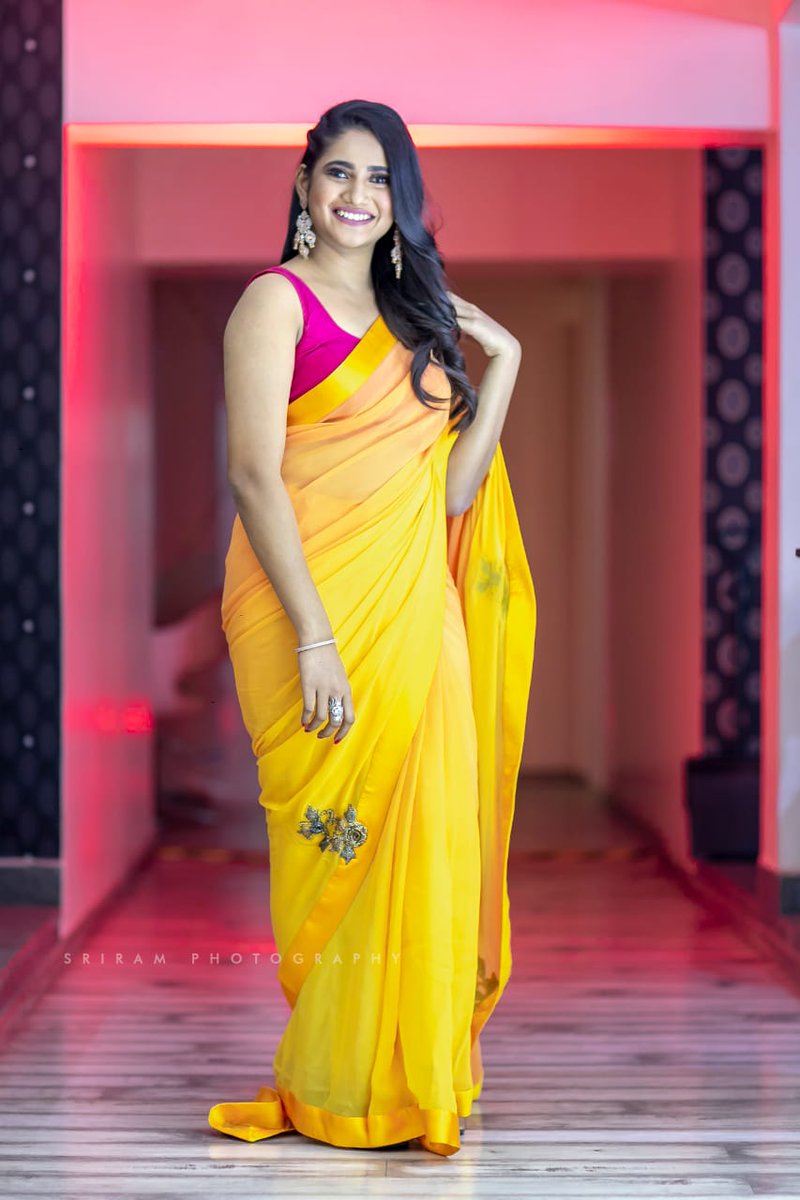 Cinemakkaranweb's tweet photo. The Gorgeous #Losliya  ♥️😍

More Photos at https://t.co/tkwow2PIQQ

#LosliyaArmy #LosliyaFans #LosliyaMariyanesan https://t.co/6PLJ8syZda