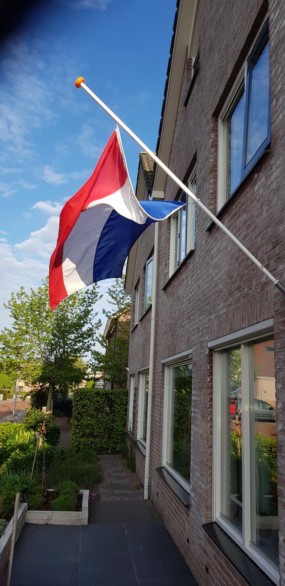 De driekleur hangt te wapperen om te gedenken #4mei Op dat wij nooit zullen vergeten