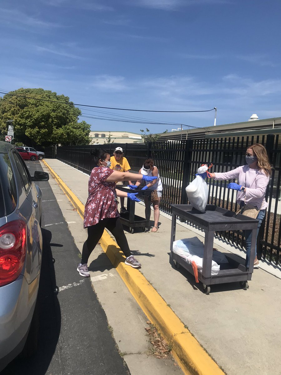 MacQuiddyElem's tweet photo. Friday...Food Giveaway!!! https://t.co/Wwsn4xkWP8