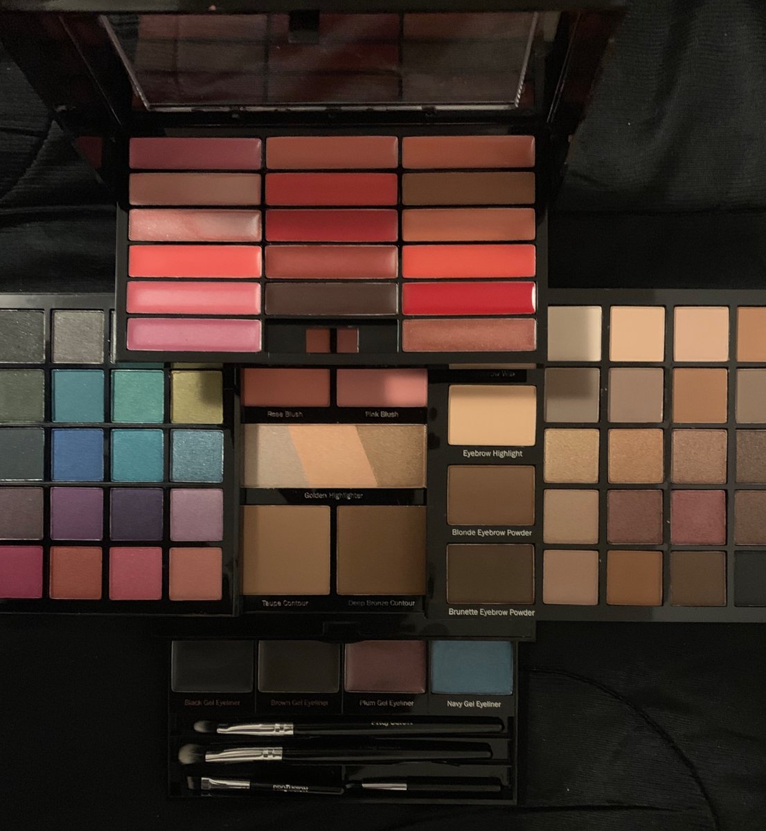 AntoinetteKarma's tweet photo. Makeup π kit #makeuplover #MAKEUPMUCH #COSMETICS #makeupaddict #eyeshadow #highlighter #blushblush #lipgloss https://t.co/sy3QUJisID