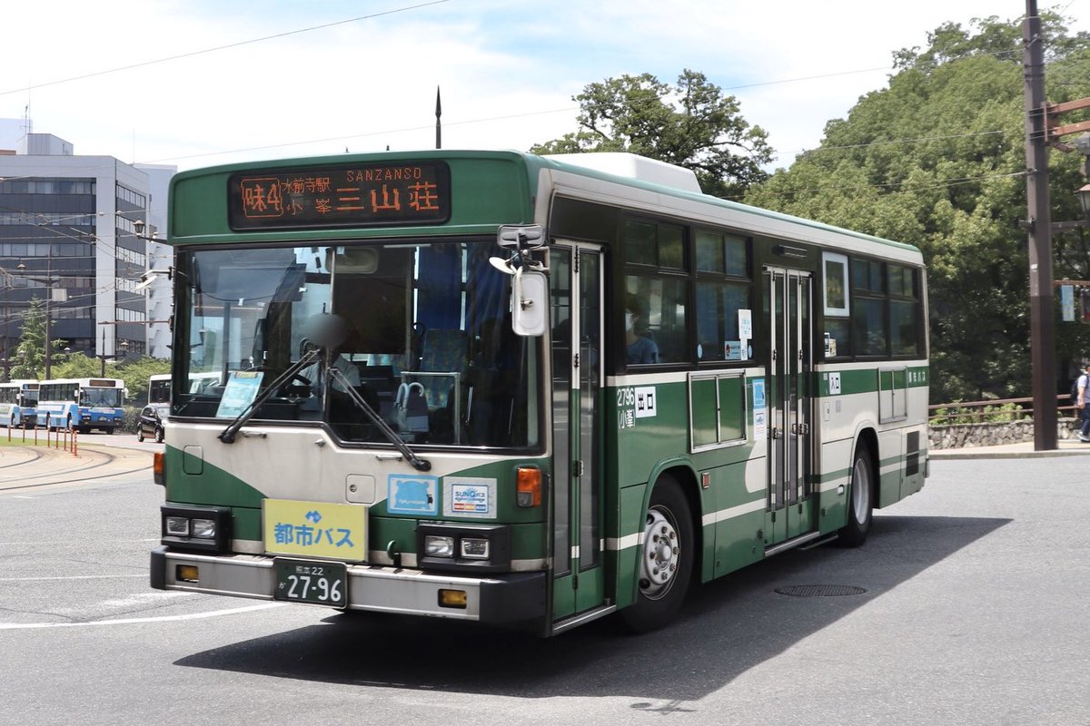 SangawaBus1178's tweet photo. #みどりの日なので緑色の画像を貼る

旧熊本市営カラーの熊本都市バスもいつまで残るのでしょうか？

2796(元熊本市営)
501(元川崎鶴見臨港バス→熊本市営)
859(元京浜急行バス→熊本市営)
946(元西武バス→西武総合企画→熊本市営) https://t.co/u10aCHJIh3