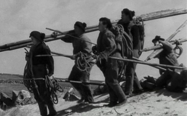 TalkingPicsTV's tweet photo. 09:20 MAN OF ARAN (1934) documentary-drama directed by #RobertFlaherty A portrayal of life off the western coast of Ireland where families eked out a living from potatoes and hunting basking shark. https://t.co/wwo5tVuD85
