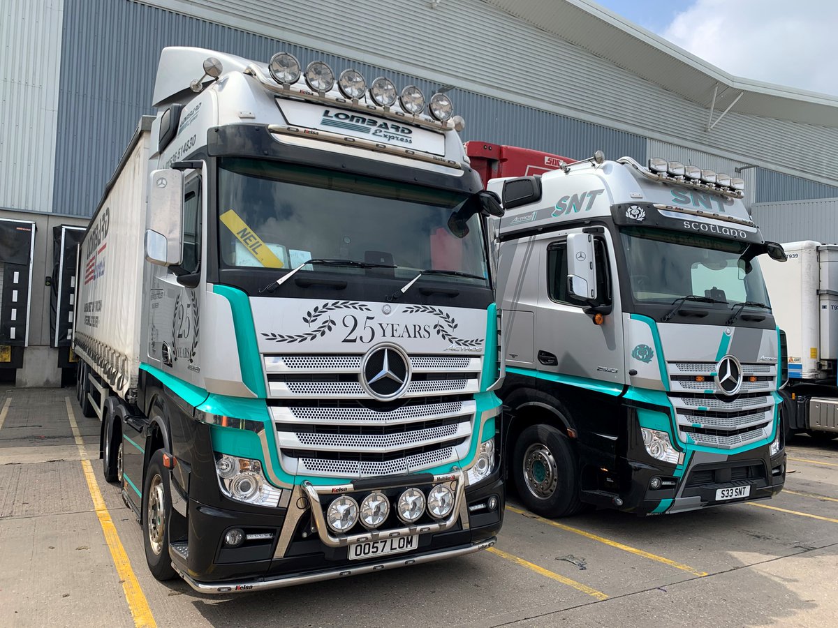 express_lombard's tweet photo. facing 2 actross 1 parking up together being 2 out the 50 in the UK https://t.co/Bj8ntGoFbN