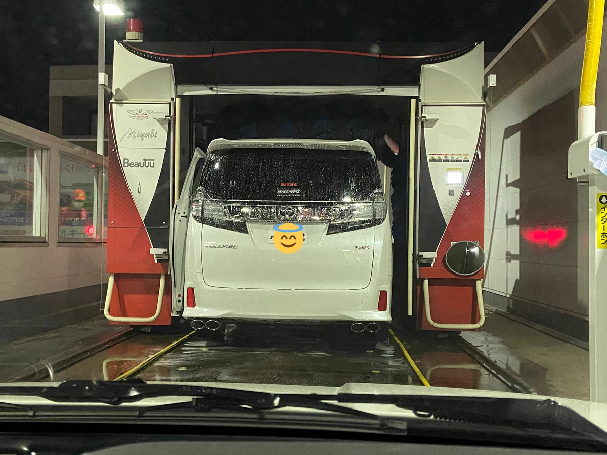 時すでに遅し...？洗車しにきたら前の車のドアあいてたのだがwww