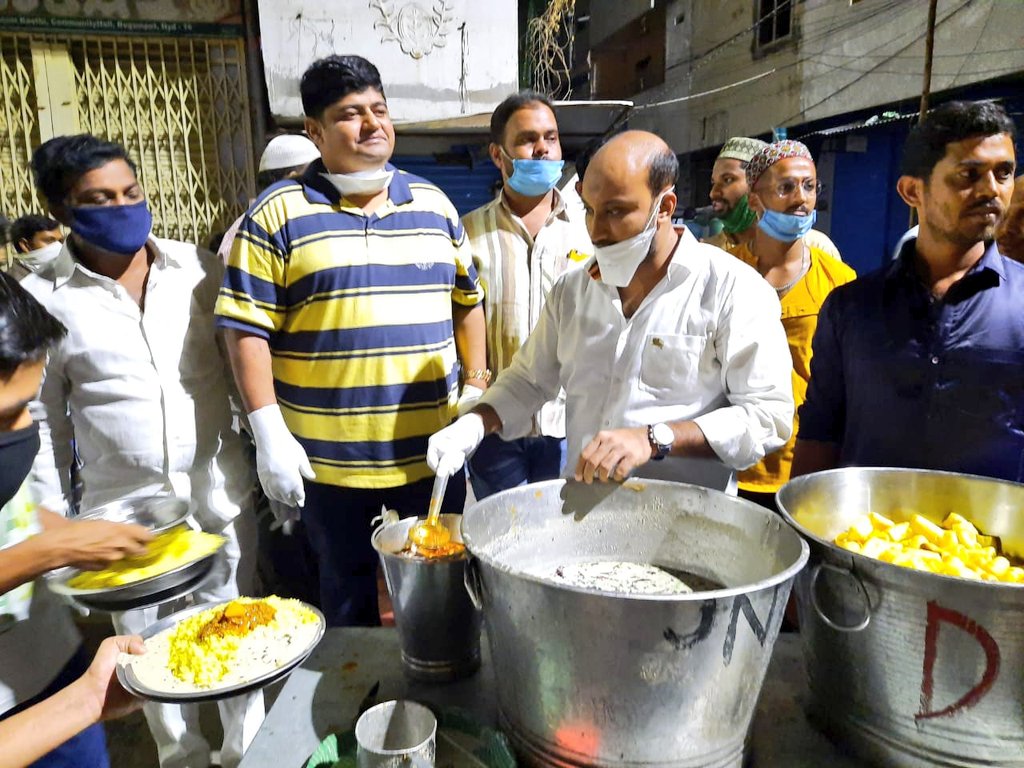 masitrs's tweet photo. In Ramadan everyday arrangements for suhoor meals (pre-dawn meals) among 400 migrant workers hailing from Jharkhand, Bihar, Orrisa &amp; other states underneath Begumpet Flyover. Also I have donated my 6 months salary for providing essential groceries for needy. @KTRTRS https://t.co/HkPosYh1g8